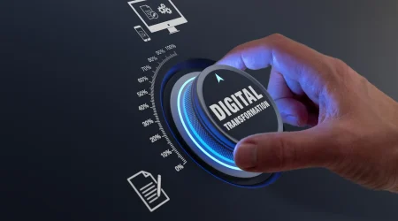 Hand dreht einen Regler mit der Aufschrift 'Digital Transformation', um den Fortschritt der digitalen Transformation zu maximieren. Symbolische Darstellung für die Nutzung von Fördermitteln zur Digitalisierung.