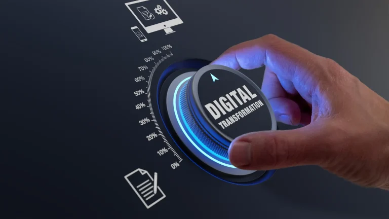 Hand dreht einen Regler mit der Aufschrift 'Digital Transformation', um den Fortschritt der digitalen Transformation zu maximieren. Symbolische Darstellung für die Nutzung von Fördermitteln zur Digitalisierung.