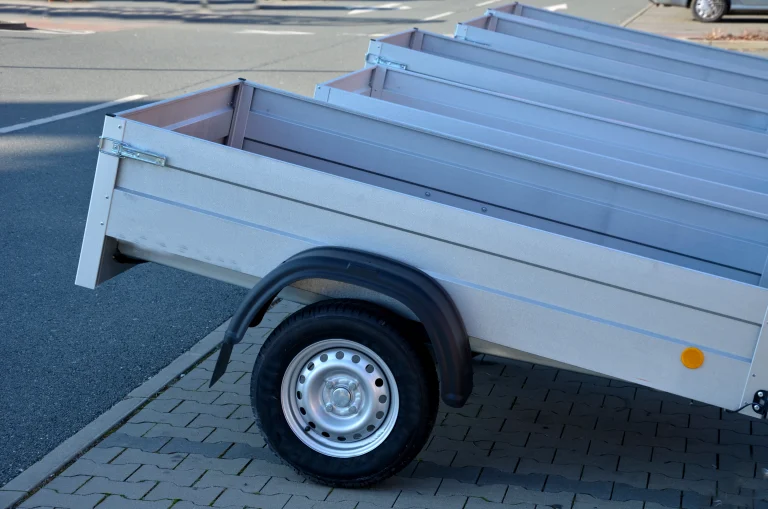 drei silberne Anhänger auf einem Parkplatz