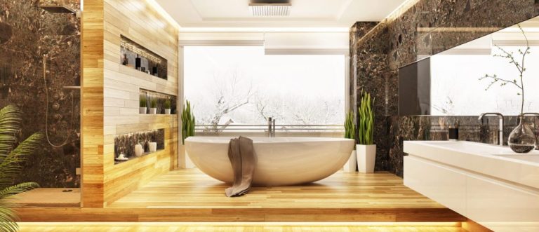 Badezimmer im Winter. Mittig steht eine Badewanne.