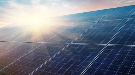 Eine Solaranlage auf die die Sonne scheint.