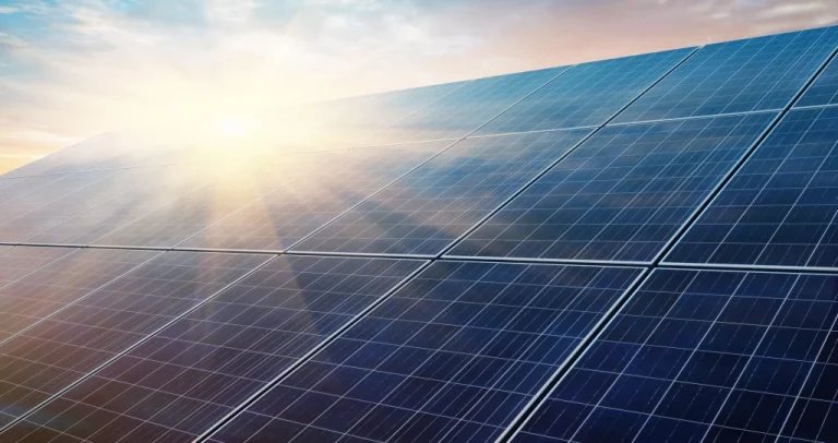 Eine Solaranlage auf die die Sonne scheint.