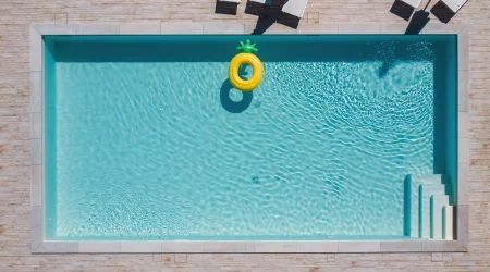 Pool von oben mit einem gelben Schwimmring im Wasser