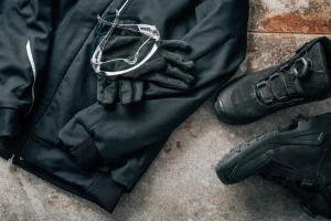 schwarze Arbeitskleidung: Handschuhe, Jacke und Schuhe