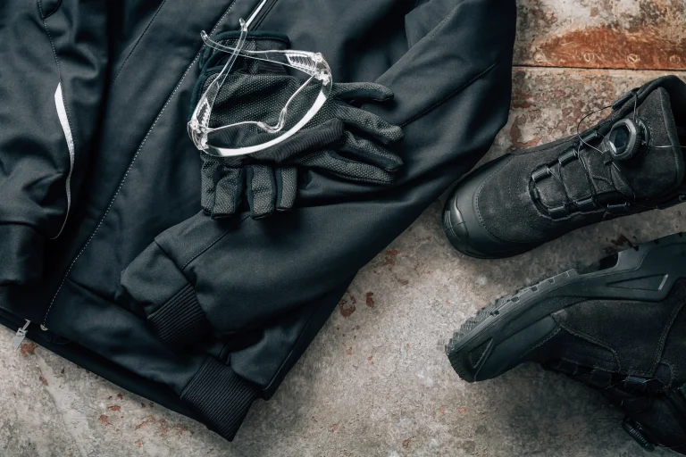 schwarze Arbeitskleidung: Handschuhe, Jacke und Schuhe