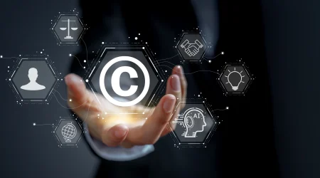 Männliche Hand hält eine schwebende Copyright Grafik hoch