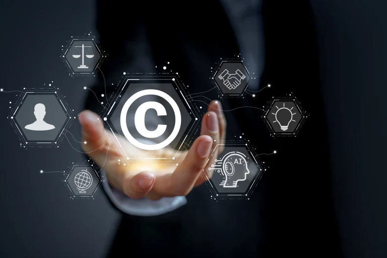 Männliche Hand hält eine schwebende Copyright Grafik hoch