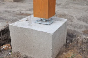 Posten auf einem Postenträger mit Schraubgewinde
