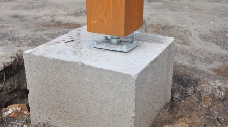 Posten auf einem Postenträger mit Schraubgewinde