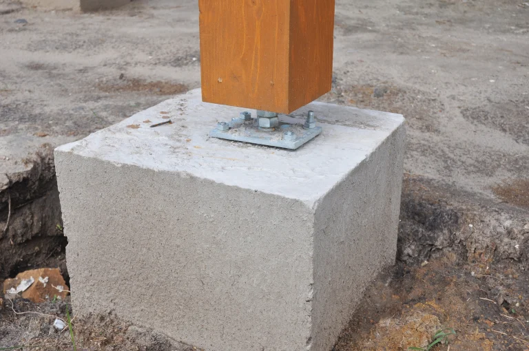 Posten auf einem Postenträger mit Schraubgewinde
