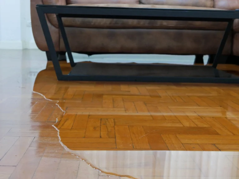Wasserpfütze auf einem Holzboden