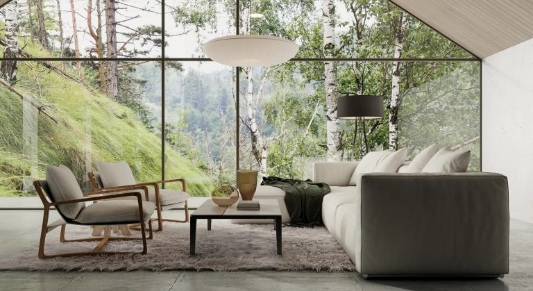 Alt-Text: Moderner Wohnbereich mit bodentiefen Glaswänden, die einen Panoramablick auf eine grüne Waldlandschaft bieten. Der Raum ist mit einer grauen Couch, zwei eleganten Sesseln aus Holz, einem flauschigen Teppich und einem minimalistischen Couchtisch ausgestattet. Eine Hängelampe und ein Stehlampen-Design ergänzen das stilvolle Ambiente.
