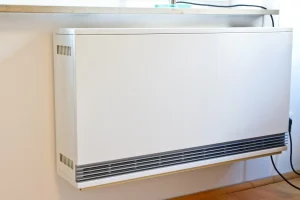 Ein alter Nachtspeicherofen in einer Wohnung