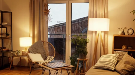 Indirekt beleuchtetes Wohnzimmer bei Dämmerung, durch zwei Stehlampen.