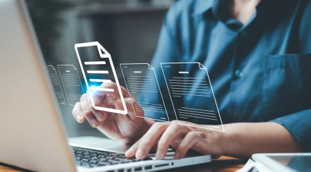Bodenlegerin verwaltet ihre Dokumente online an ihrem Laptop.