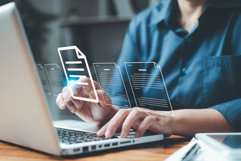 Bodenlegerin verwaltet ihre Dokumente online an ihrem Laptop.