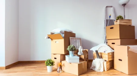 Wohnzimmer mit Hausrat, Kartons und Gerümpel