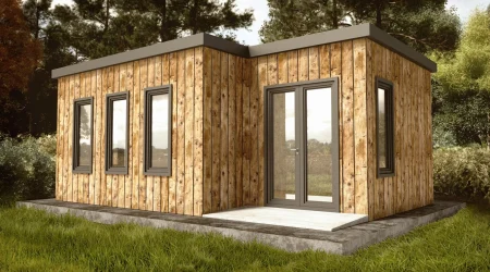 Tiny House mit hellem Holz auf einer Wiesenfläche