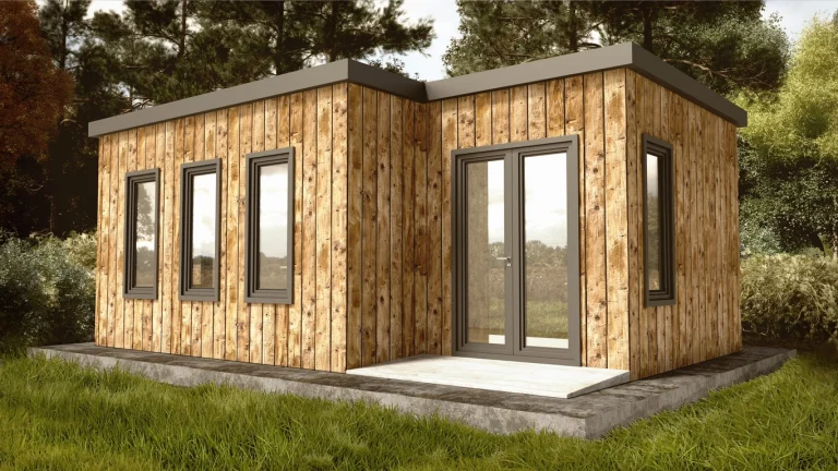 Tiny House mit hellem Holz auf einer Wiesenfläche