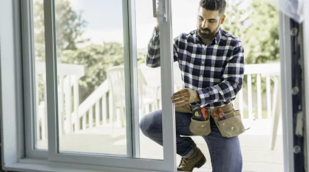 Handwerker baut ein neues Fenster ein.