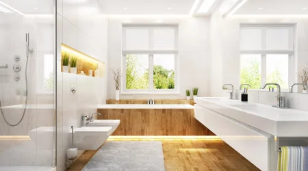 Modernes Badezimmer mit hellen Fliesen und Parkett.