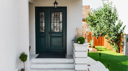 Eine Haustür eines Einfamilienhauses mit Garten