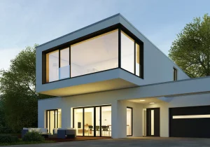 Ein Einfamilienhaus mit großer Fensterfront in der Dämmerung mit Beleuchtung