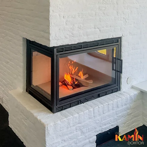 Moderner, neu ausgetauschter Kamineinsatz mit klarer Front- und Seitenverglasung, eingebaut in eine weiß verputzte Kaminanlage, sichtbares Feuer im Innenraum.