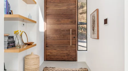 Moderne Holz-Innentür in einem hell eingerichteten Flur mit Regalen und Teppich.