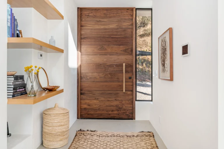 Moderne Holz-Innentür in einem hell eingerichteten Flur mit Regalen und Teppich.