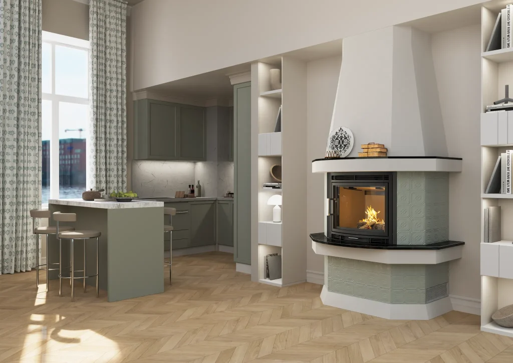 Eckkamin mit sichtbarem Feuer in einem modern eingerichteten Wohnzimmer mit offener Küche, hellem Fischgrätparkett und großen Fenstern.