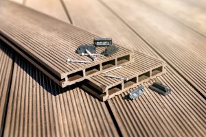 Terrassenbretter und Schrauben