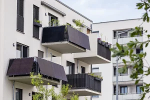 Balkonkraftwerk mit Solarpaneelen an einem Mehrfamilienhaus zur nachhaltigen Stromerzeugung für urbane Haushalte.