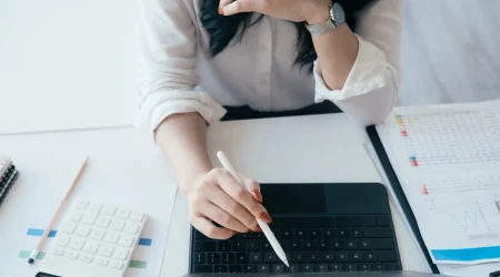 Eine Mitarbeiterin eines Glasbetriebs kümmert sich um die digitale Verwaltung des Unternehmens.