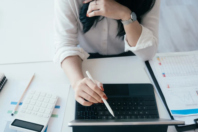 Eine Mitarbeiterin eines Glasbetriebs kümmert sich um die digitale Verwaltung des Unternehmens.