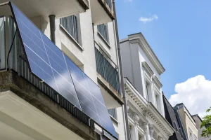 Balkonkraftwerk an einem Balkon eines Mehrparteienhauses.