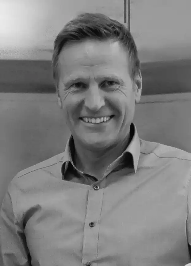 Schwarz weißes Profilbild von Hans Voß, Leiter des Berufsbildungs- & Technologiezentrums (BTZ) der Maler- und Lackierer-Innung Düsseorf