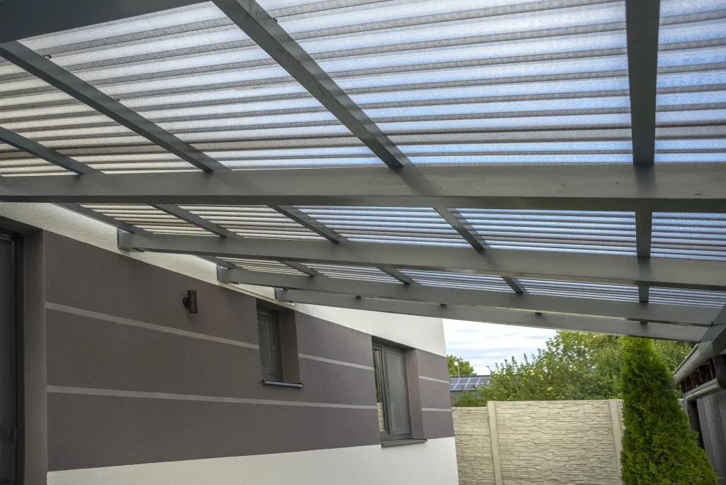 Carportdach mit lichtdurchlässigen Stegplatten und stabiler Unterkonstruktion aus Metallprofilen.