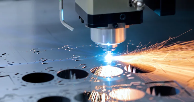 CNC Fräse fräst aus einem Stück Metall mehrere Bauteile aus.