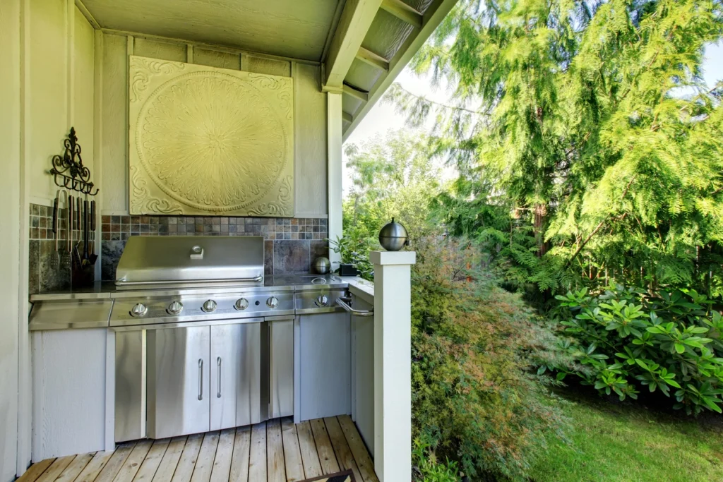 Outdoor-Küche, Pflanzen und modernen Möbeln auf stilvoller Terrasse