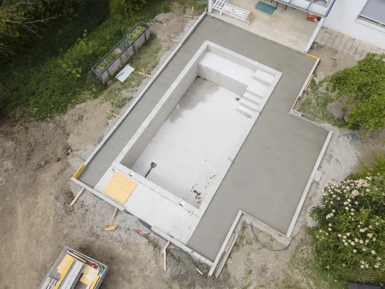 Eine Luftaufnahme eines Pools, dessen Fundament gerade fertig gebaut wurde.