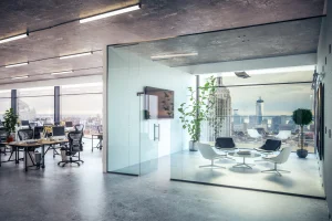 Ein Büro abgeteilt durch ein gläsernes Raumsystem.