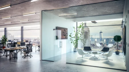 Ein Büro abgeteilt durch ein gläsernes Raumsystem.