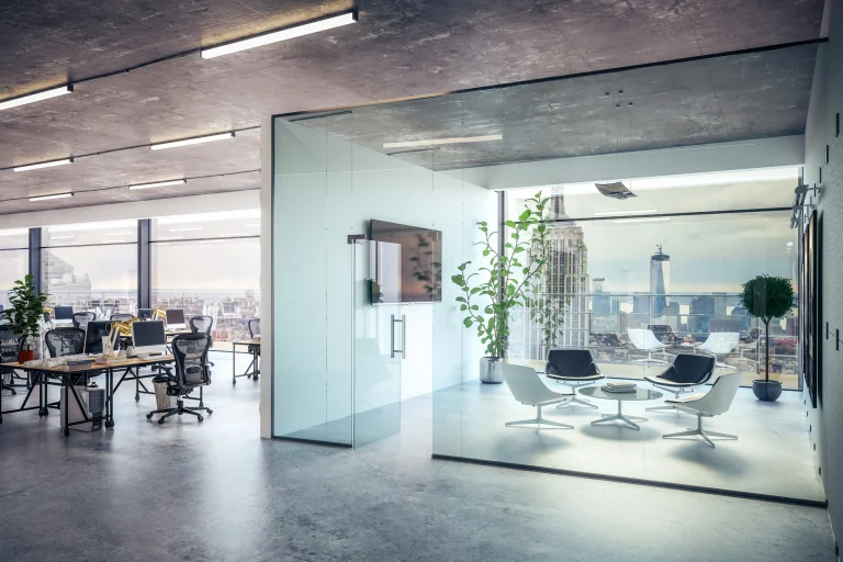 Ein Büro abgeteilt durch ein gläsernes Raumsystem.