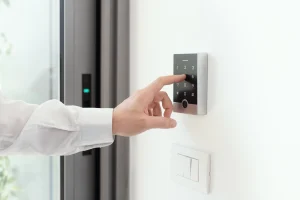 Eine Person eines Unternehmens, tippt einen Zugangscode in eine Sicherheitssystem zum Bürogebäude ein.