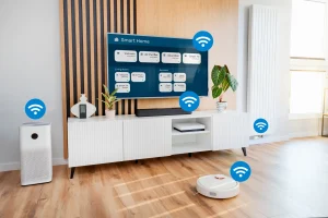 Ein Wohnzimmer mit vernetzten Smart Home Geräten.