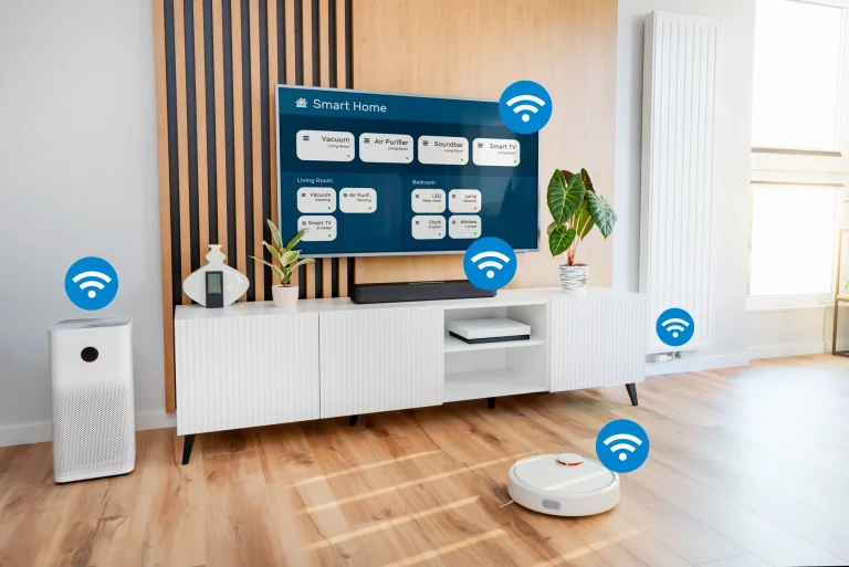 Ein Wohnzimmer mit vernetzten Smart Home Geräten.