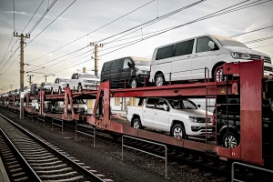 Autos stehen aufgeladen auf einem Überführungsfahrzeug.