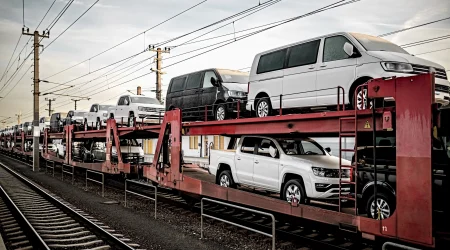 Autos stehen aufgeladen auf einem Überführungsfahrzeug.
