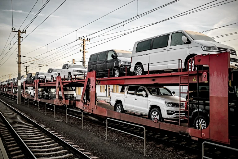 Autos stehen aufgeladen auf einem Überführungsfahrzeug.